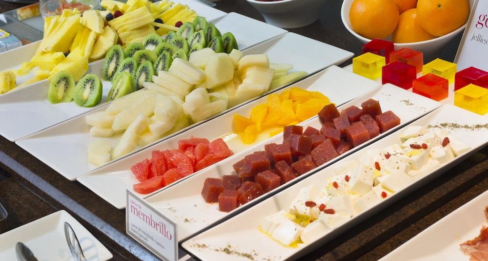 Palacio De Aviles Affiliated By Melia Exteriör bild Fruit and cheese at a buffet