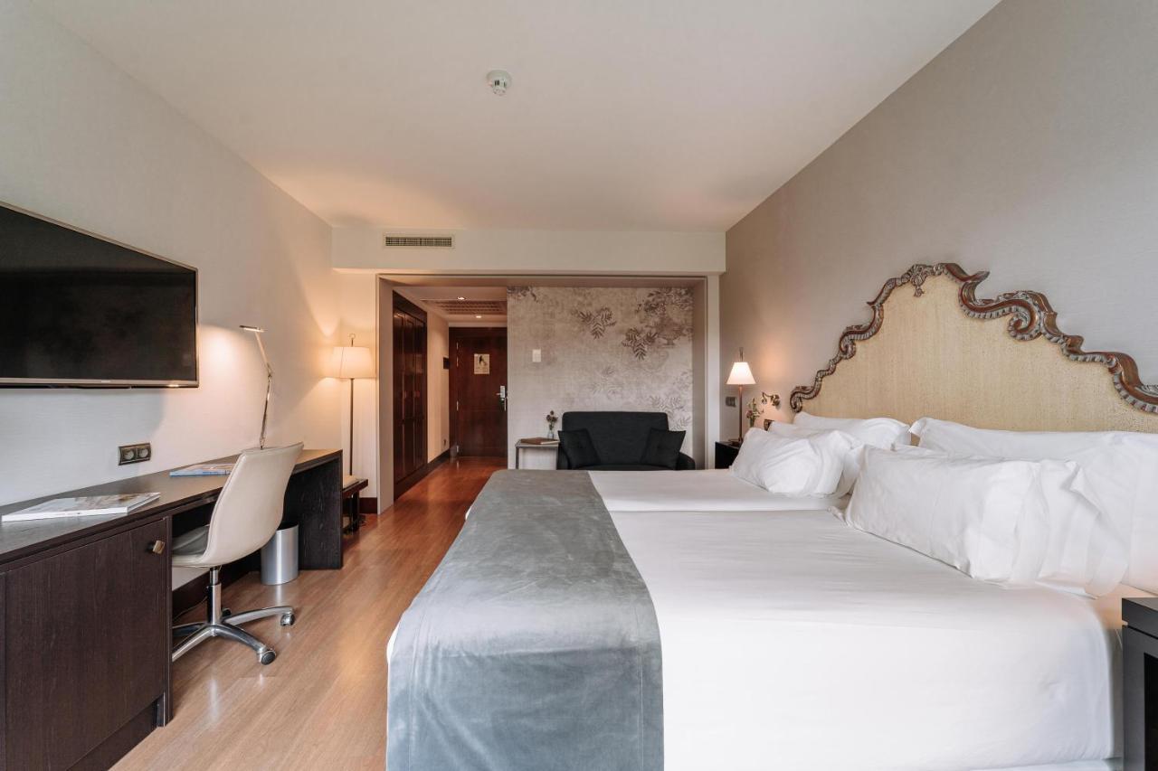 Palacio De Aviles Affiliated By Melia Exteriör bild A room at the hotel