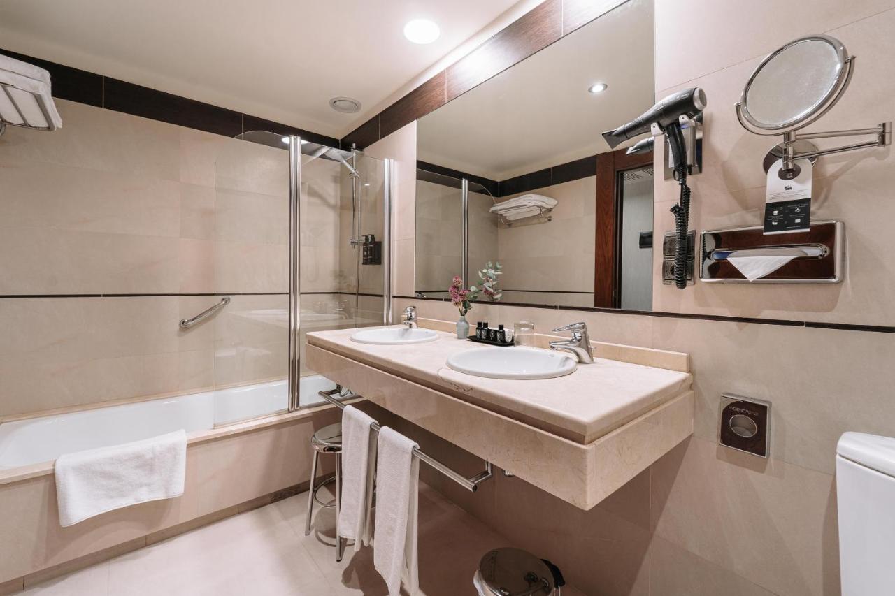 Palacio De Aviles Affiliated By Melia Exteriör bild Bathroom