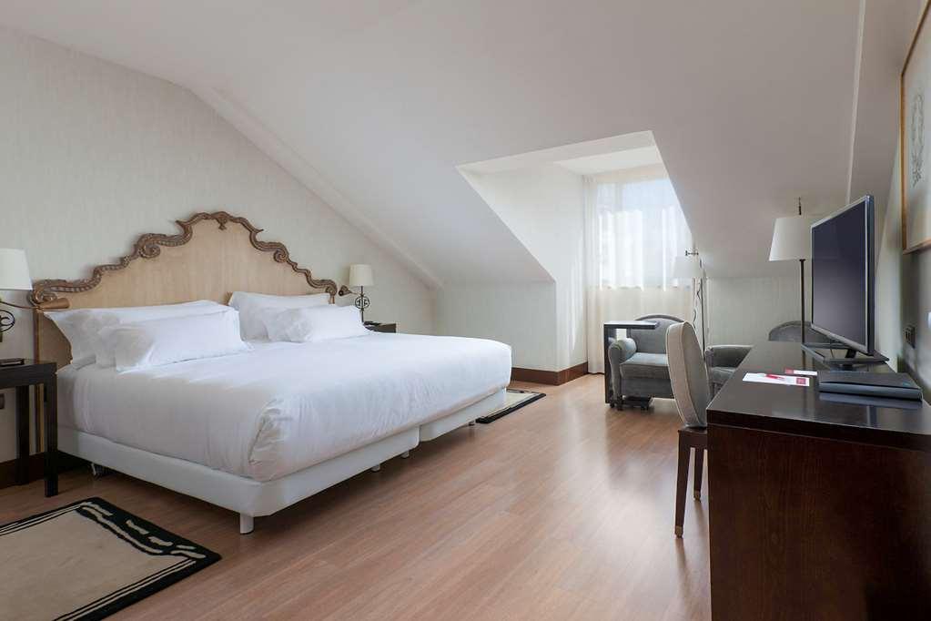 Palacio De Aviles Affiliated By Melia Rum bild A room at the Hotel Palace Madrid