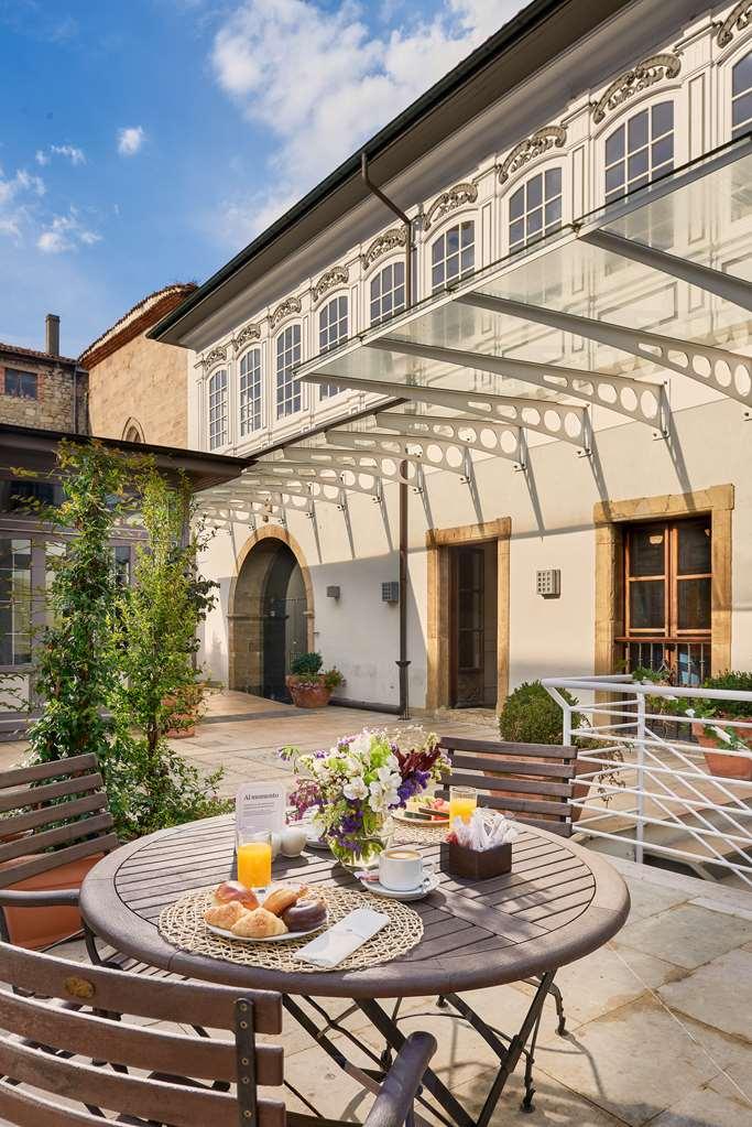 Palacio De Aviles Affiliated By Melia Exteriör bild The courtyard of the museum