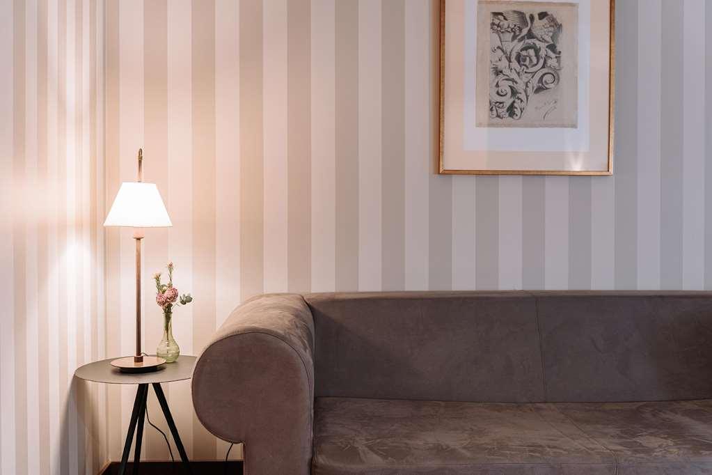 Palacio De Aviles Affiliated By Melia Rum bild A lamp on a table