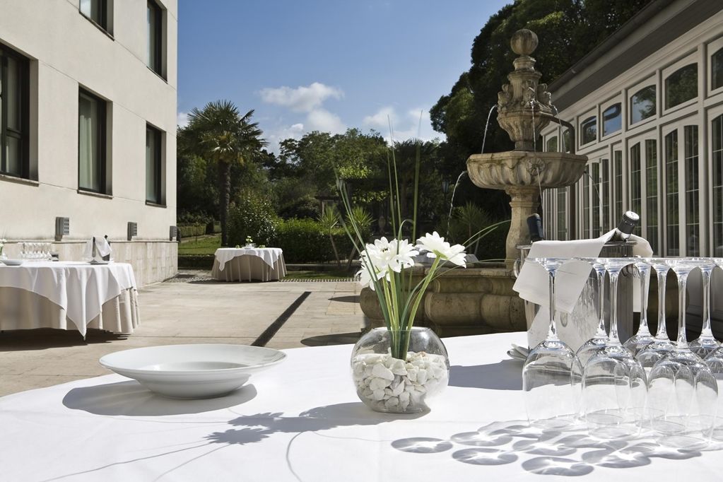 Palacio De Aviles Affiliated By Melia Exteriör bild The hotel's courtyard
